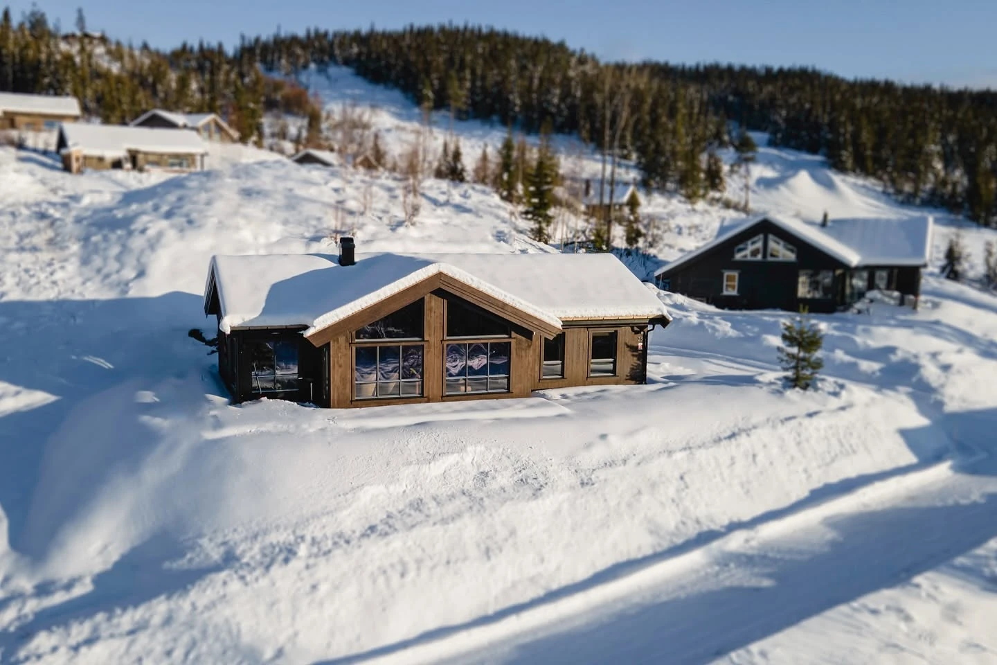 Hytta i snøen en solrik vinterdag